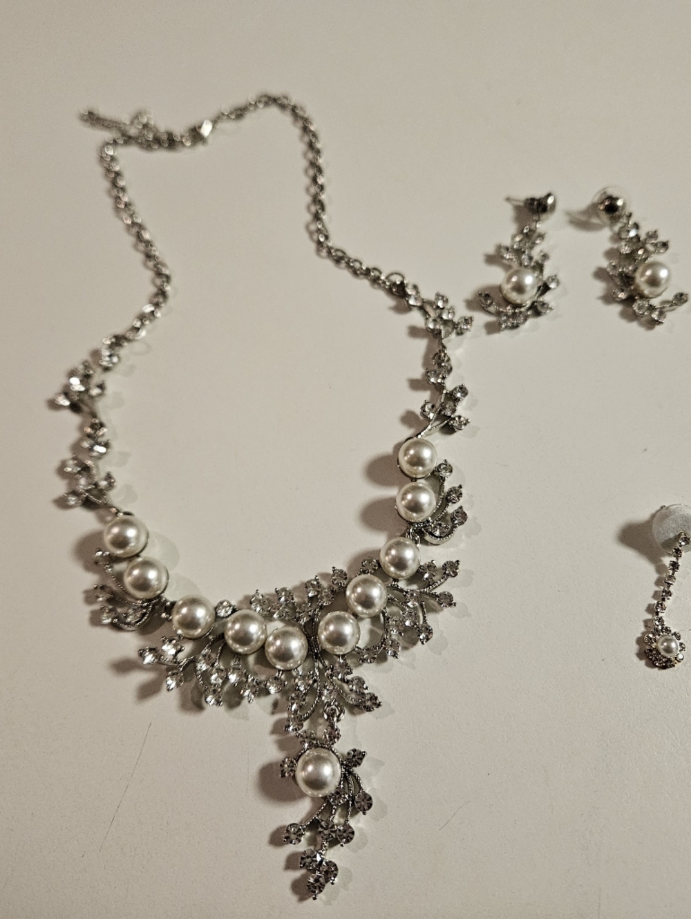 Womens Jewelery NECKLACE AND 2 SETS OF EARRINGS Never Worn Costume Jewlery
